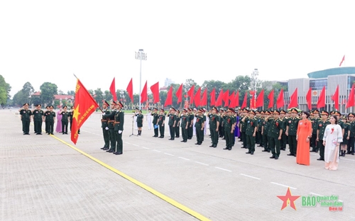 Đoàn đại biểu dự Đại hội đại biểu Công đoàn Bộ tư lệnh Bảo vệ Lăng Chủ tịch Hồ Chí Minh lần thứ VI báo công dâng Bác